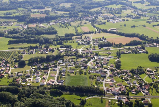 Veduta aerea di Pers-Jussy in Francia